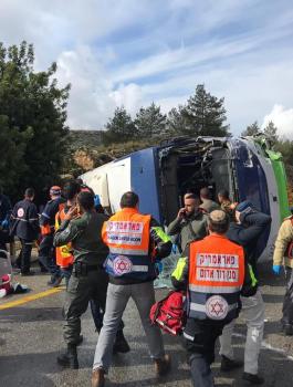 انقلاب حافلة للمستوطنين غرب رام الله 