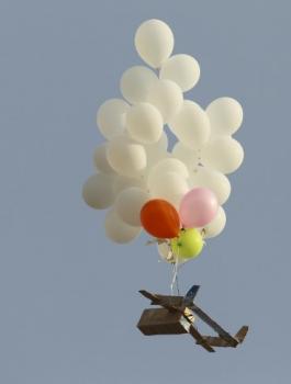 عودة اطلاق بلالين متفجرة 