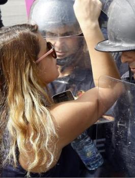 اللبنانيون والحضور النسائي في التظاهرات بلبنان 