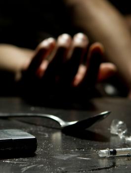 القبض على فتاة تتعاطي وتروج لمواد مخدرة داخل أحد المراكز الصحية في نابلس