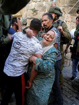 الاحتلال يعتقل مسنة بزعم العثور على ألعاب نارية بمحلها في الرام