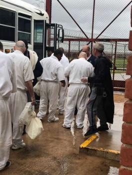 إخلاء 5 سجون في تكساس بسبب إعصار هارفي