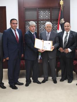 الرئيس يتسلم التقرير السنوي لهيئة التقاعد الفلسطينية