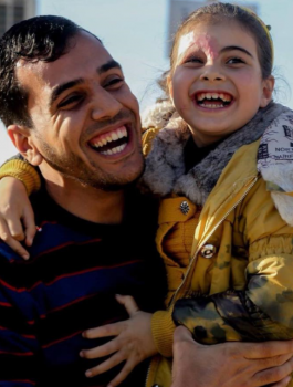 المصور الصادق بتعرفه من عينيه ،من احلامه البسيطه ،من الرقي في صوره ،ما بعرف ياسر عن قرب حاله حال كل اصدقاءنا المصورين في غزه ، بعرفهم من صورهم من إبداعهم من احلامهم ،بعرفهم من منعهم من السفر لاستلام جوائزهم ،من حقهم بعرض أعمالهم بالعالم ، سافرت مع اياد ال