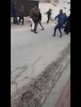 المستوطنون يعتدون على سيدة في الخليل 
