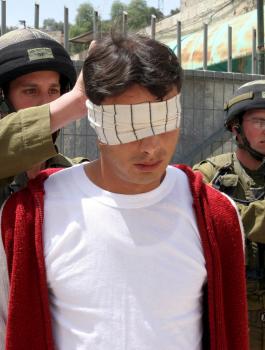 روايات جديدة مرعبة لأسرى قاصرين اعتدى عليهم ضباط الأحتلال 