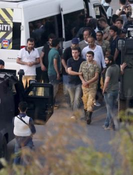 اعتقال جنود اتراك لعلاقتهم بالانقلاب 