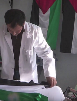 شاب تونسي يصنع أعلام فلسطين ويوزعها مجاناً على المدارس