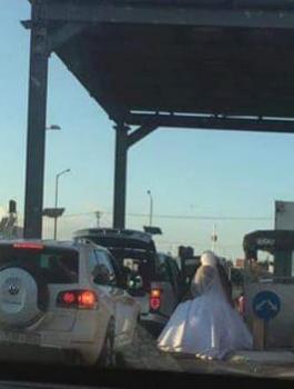 احتجاز عروس على حاجز الكونتينر 