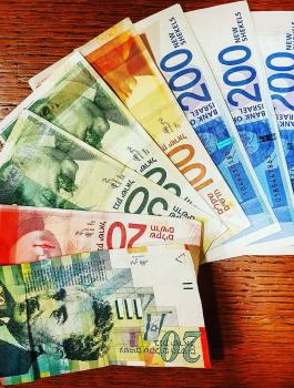 القبض على موظفة في بيت لحم متهمة باختلاس آلاف الشواق 