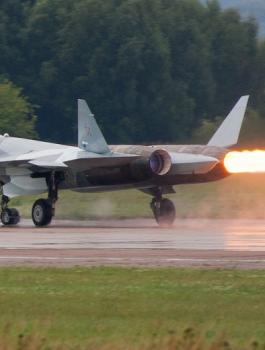 سوخوي تقترب من طائرة امريكية 