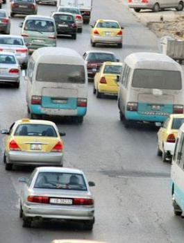 وزير الاتصالات الأردني يستخدم وسيلة النقل العام
