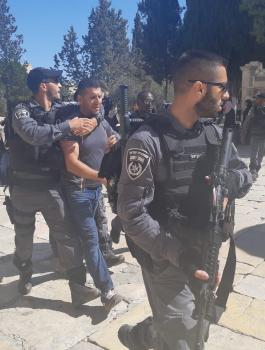 شرطة الاحتلال تعتدي بالضرب على مصلين 