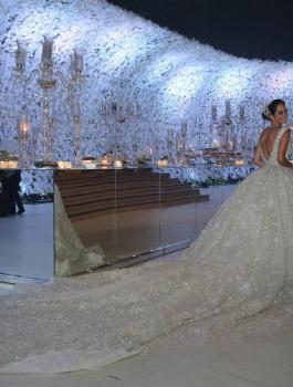 2943651200000578-3106544-The_couple_wed_in_a_grand_city_venue_with_high_ceilings_trompe_l-a-10_1433711749992