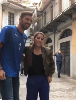 فتاة جزائرية تخطف الأضواء وتحرج بوفون 