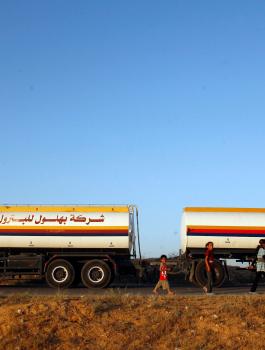 ادخال وقود الى غزة 