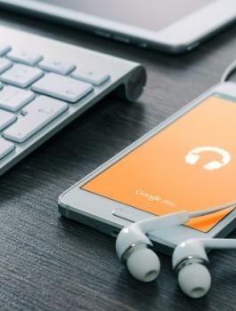 الاستماع الى الموسيقى 