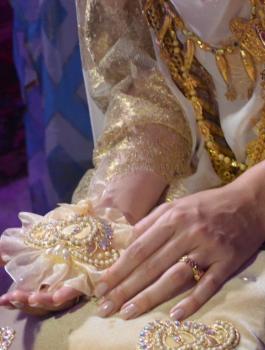 زواج الصينيين من الجزائريات يثير قلقاً في البلاد