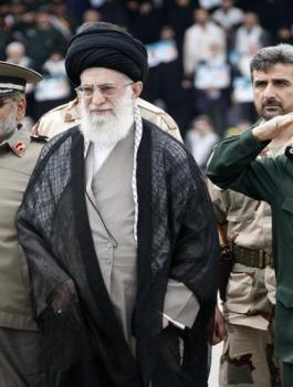 علي خامنئي مع قيادات الحرس الثوري