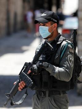 محاكمة ضابط اسرائيلي اطلق النار على عامل 