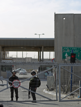 اعتقال فتاة على حاجز قلنديا 