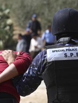 القبض على شخصين سرقا آلاف الدنانير والذهب من داخل منزل في نابلس