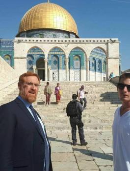 المتطرف غليك يزوج ابنه داخل المسجد الأقصى المبارك