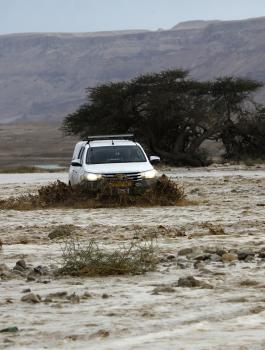 ارتفاع عدد القتلى المستوطنين في انجراف حافلة جنوب البحر الميت إلى 10
