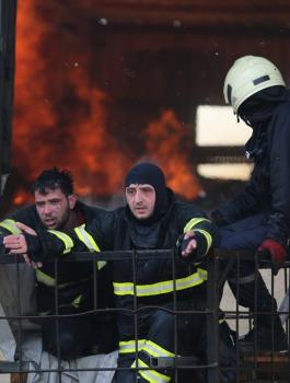 الدفاع المدني يتمكن من إخماد حريق ضخم في مصنع بالخليل 