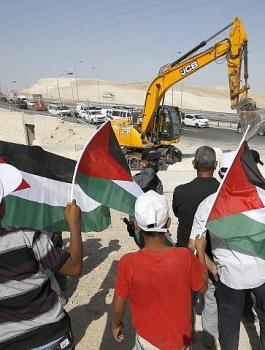 اسرائيل والخان الاحمر 