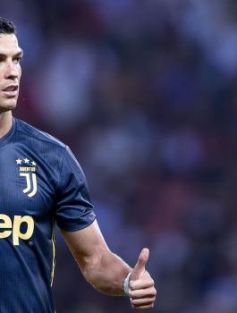 عارضة ازياء ورونالدو 