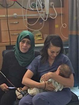 ممرضة اسرائيلية ترضع طفلا فلسطينيا من الخليل 