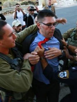 جنود الاحتلال والمستوطنين يعتدون على وفد بريطاني