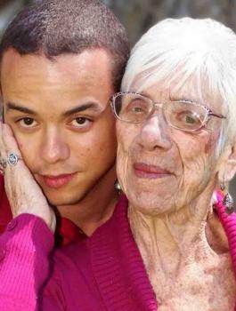 شاب يتزوج من عجائز 