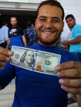 صرف المنحة القطرية للمستفيدين في قطاع غزة 