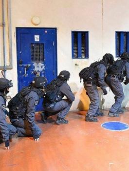 القمع في سجن عوفر