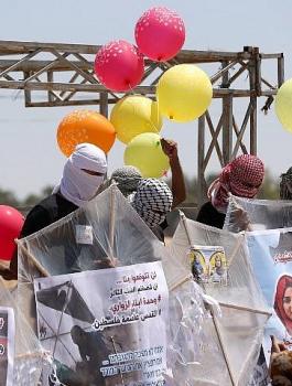 اطلاق بالونات حارقة على اسرائيل 