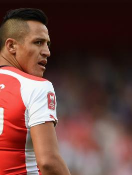 صورة: أليكسس سانشيز يرتدي قميص مانشستر سيتي