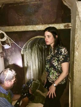 الوزيرة الاسرائيلية شاكيد والحرائق المشتعلة بغلاف غزة 