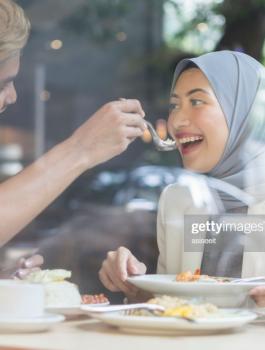 اطعام الرجل للمراة 