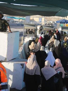 الآلاف يتوجهون لأداء صلاة الجمعة الأولى من رمضان في المسجد الأقصى المبارك