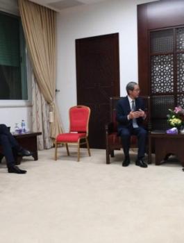 الرئيس عباس يستقبل المبعوث الياباني لعملية السلام.. ويؤكدان على حل الدولتين