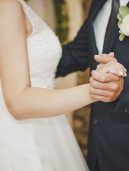 وفاة عروسين بعد دقائق من زفافهما  