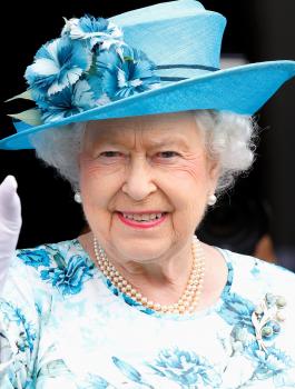 رجل بريطاني يعثر على ذاكرة تخزين فيها ملفات عن تحركات الملكة إليزابيث ومعلومات خطيرة