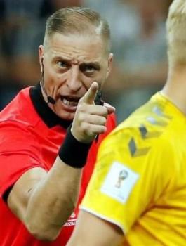 حكم يسجل هدفا 