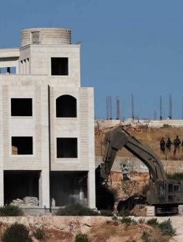 مواطن يهدم منزله بالقدس 