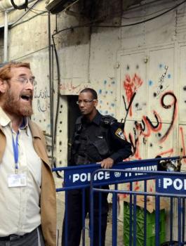 المتطرف "غليك " يؤدي طقوساً تلمودية امام أبواب المسجد الأقصى 