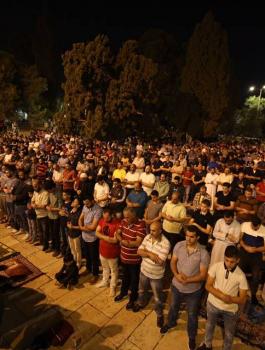 عشرات الآلاف يؤدون صلاة التراويح في رحاب المسجد الأقصى المبارك
