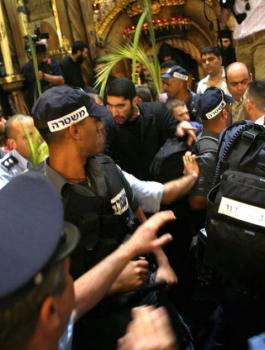 يهودي بسكين يقتحم كنيسة القيامة 