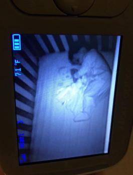 شبح على سرير طفلة 